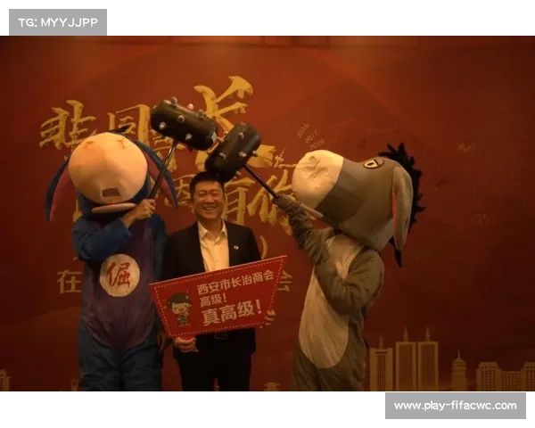 吉祥物捣乱跨栏赛场 工作人员熊装狂奔清场引爆笑声 吉祥物捣乱跨栏赛场 工作人员熊装狂奔清场引爆笑声